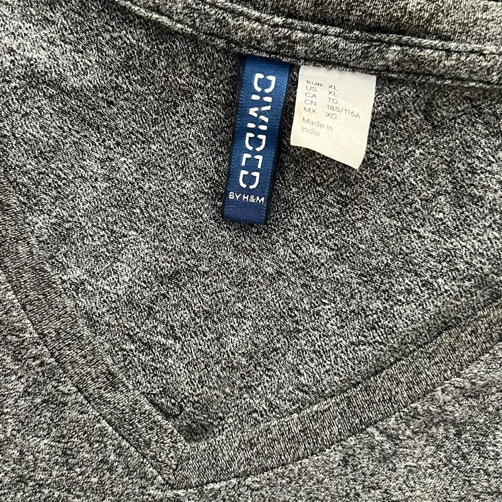 H&M Gray V-Neck T-Shirt - Picture 2 of 2